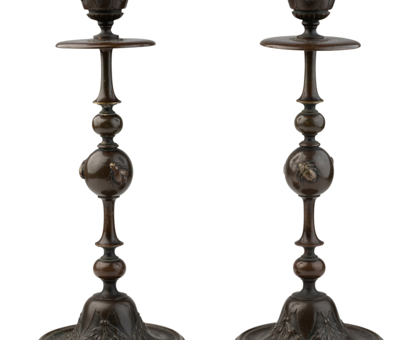 2026-1479 PAIRE BOUGEOIRS BRONZE INSECTES (1)