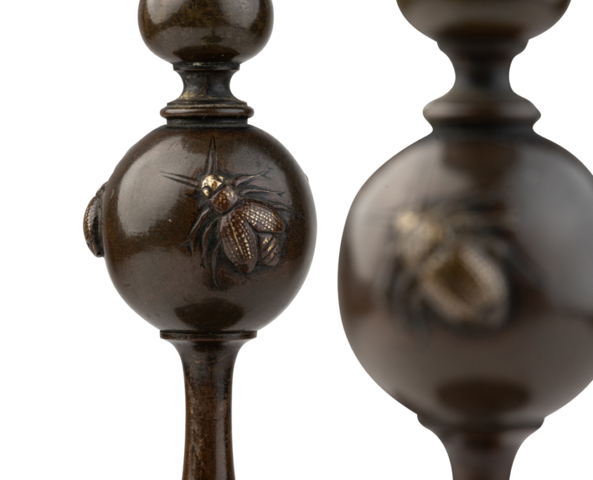 2026-1479 PAIRE BOUGEOIRS BRONZE INSECTES (11)